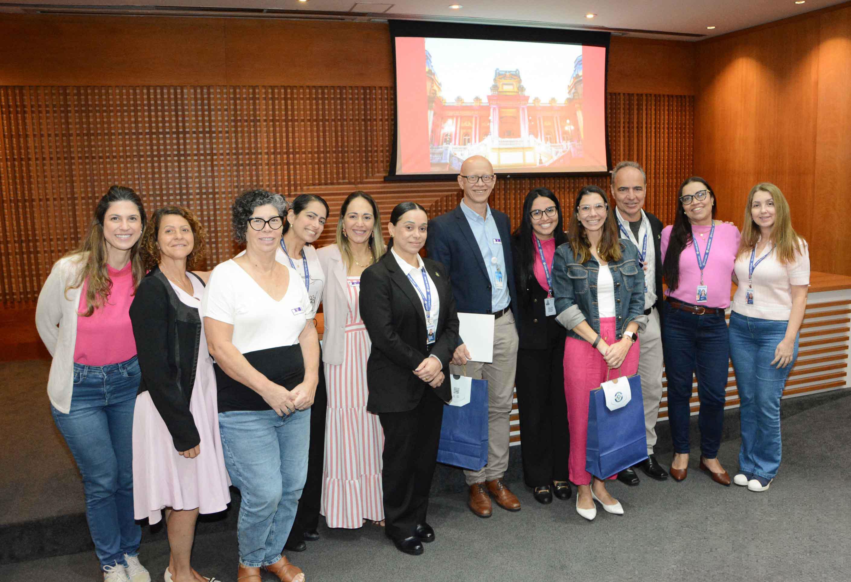 Casa Militar promove palestra sobre prevenção ao câncer de mama e valorização da saúde